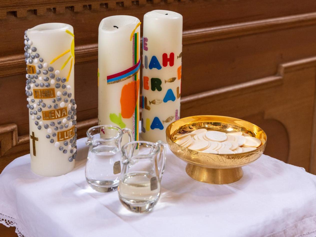 Eucharistische Gaben und Gruppenkerzen zur Erstkommunion