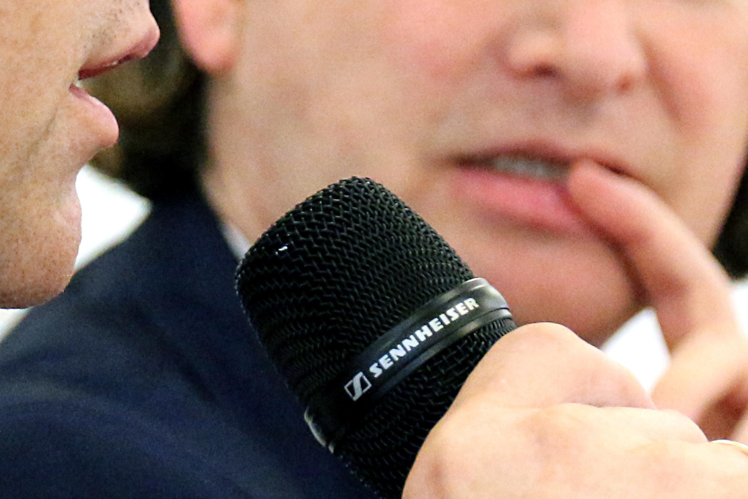 podiumsdiskussion_diskutieren_fa_by_peter_weidemann_pfarrbriefservice
