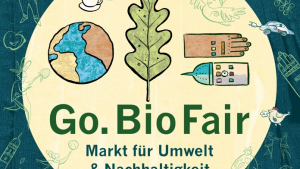 Mädchen umarmt bemoosten Baum