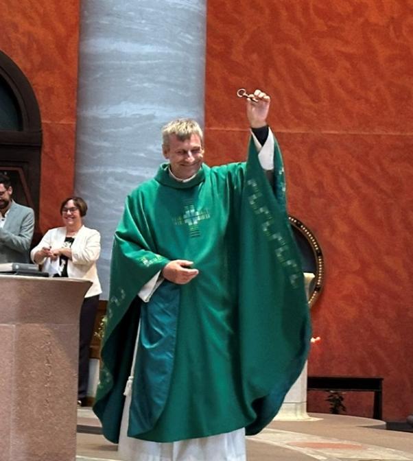 Pfarrer Becker erhält den Kirchenschlüssel