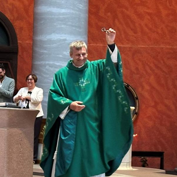 Pfarrer Becker erhält den Kirchenschlüssel