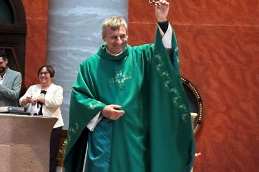 Pfarrer Becker erhält den Kirchenschlüssel