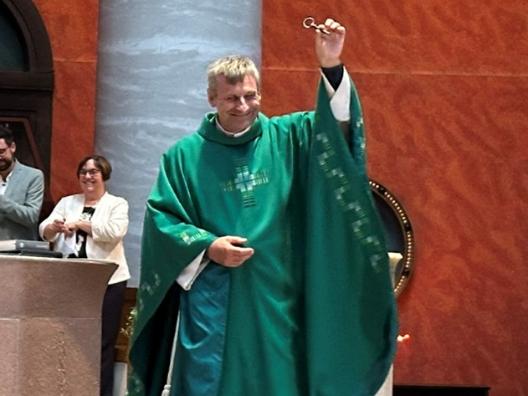 Pfarrer Becker erhält den Kirchenschlüssel