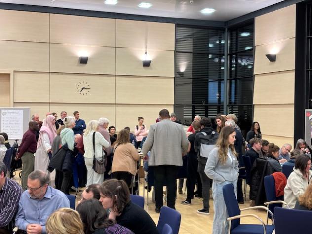 großer Andrang am Tisch Migration