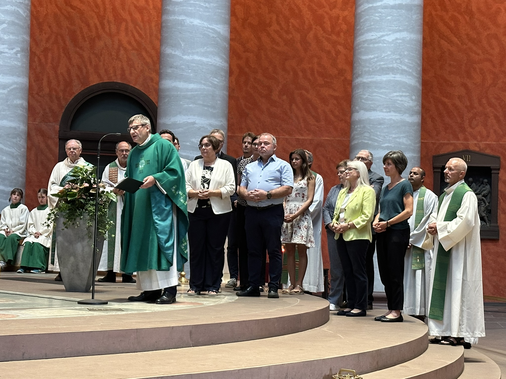 Pfarrer Becker mit dem Pastoralteam im Rücken