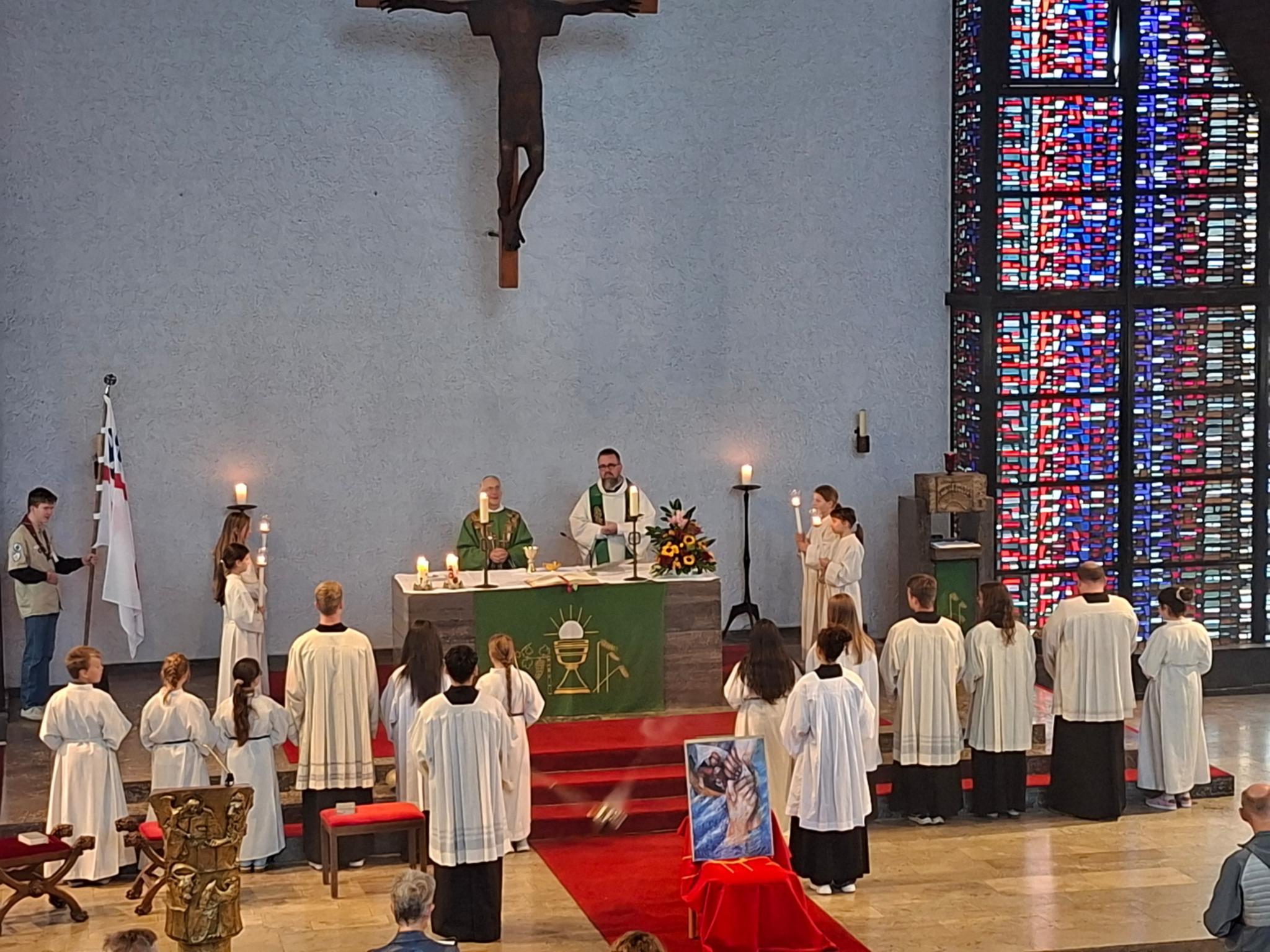 Gemeinsamer Gottesdienst Weiterstadt-Griesheim am 19.10.2025: Altar mit Pfarrern und Ministranten
