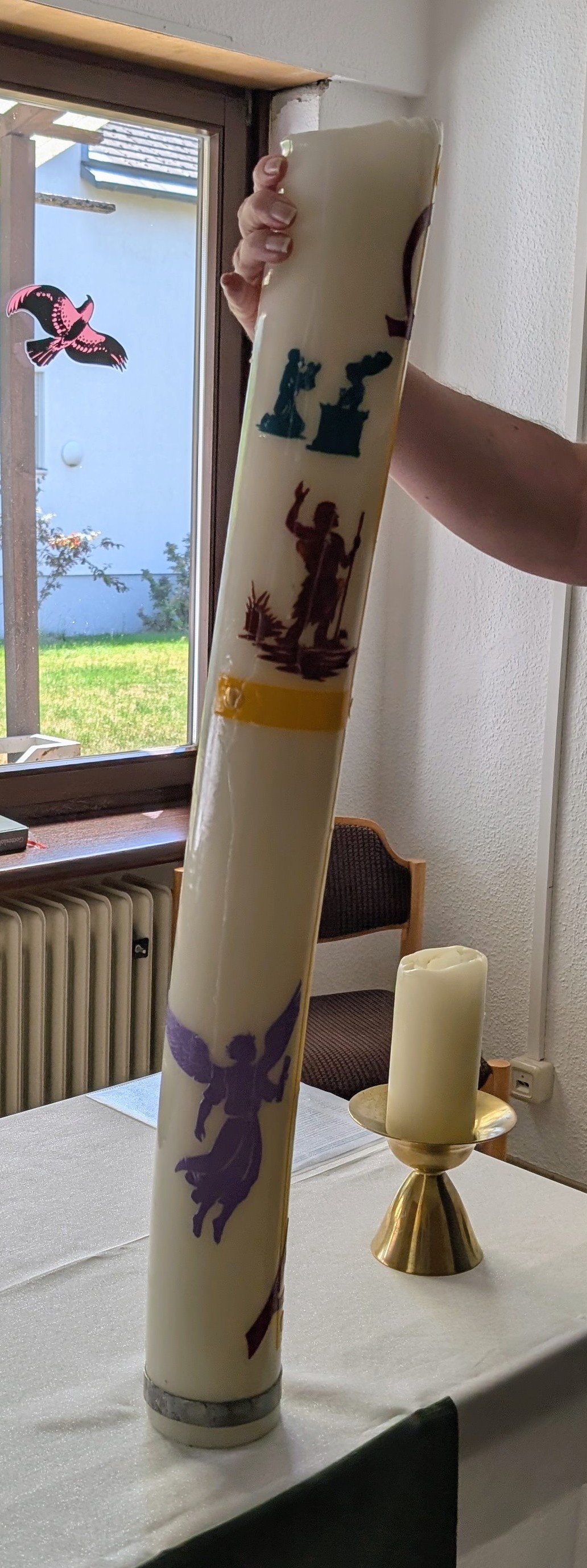 Die Weiterstädter Osterkerze beugt sich der Hitze