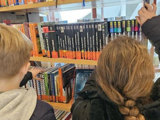 Kommunionkinder_in_Bücherei (1)