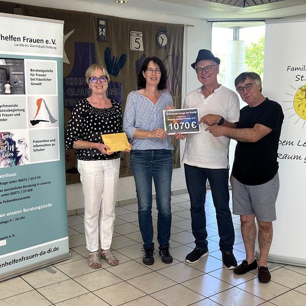 Das Foto zeigt die Spendenübergabe im Pfarrzentrum St. Marien (v.l. Roswitha Gail Eller, Frau Pavez Sandoval, Lothar Baier, Jürgen Rückert)