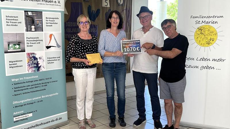 Das Foto zeigt die Spendenübergabe im Pfarrzentrum St. Marien (v.l. Roswitha Gail Eller, Frau Pavez Sandoval, Lothar Baier, Jürgen Rückert)
