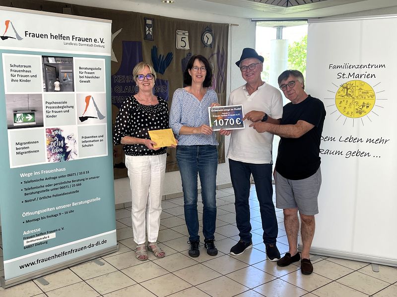 Das Foto zeigt die Spendenübergabe im Pfarrzentrum St. Marien (v.l. Roswitha Gail Eller, Frau Pavez Sandoval, Lothar Baier, Jürgen Rückert)