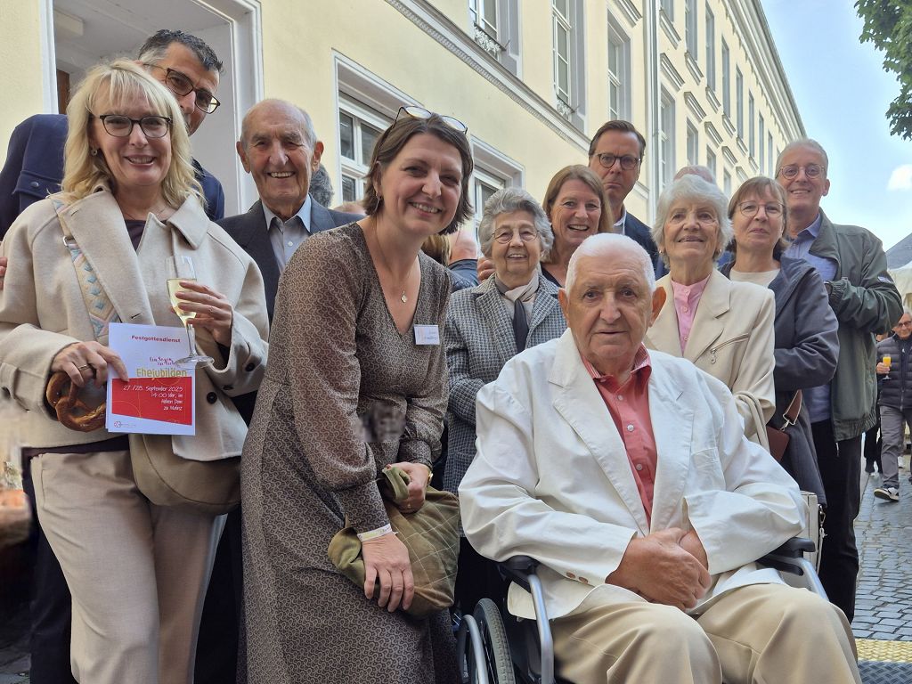Auf dem Bild sind die Ehepaare Schmalz, Schopper, Ludwig, Kucharczik und Kißler sowie Simone Kreuzberger zu sehen.