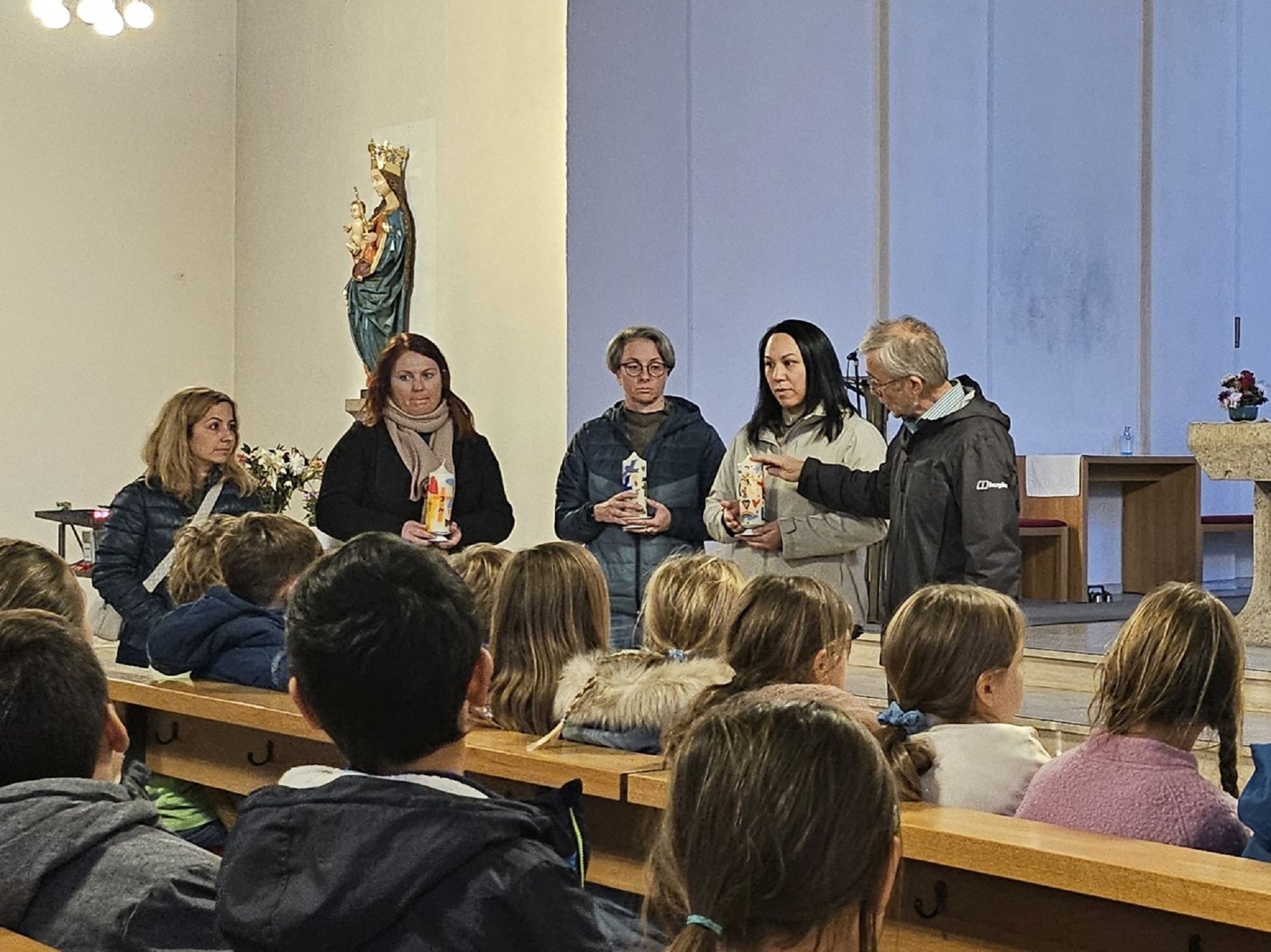 Katechetinnen mit Gruppenkerzen