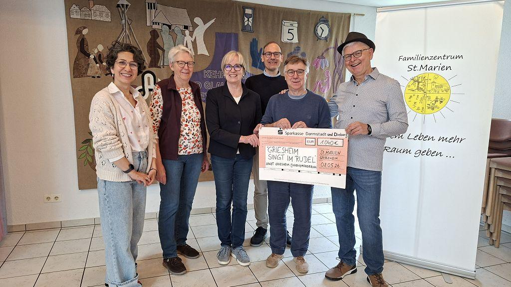 (v. l. n. r.): Susan Massarat (Teamleitung Hausaufgabenhilfe CMS), Gisela Stoll (Teamleitung Hausaufgabenhilfe FES), Roswitha Gail-Eller (St. Marien Treff), Christian Grunwald (Leitung Jugendförderung Stadt Griesheim), Jürgen Rückert (Rudelband) und Lothar Baier (Rudelband)
