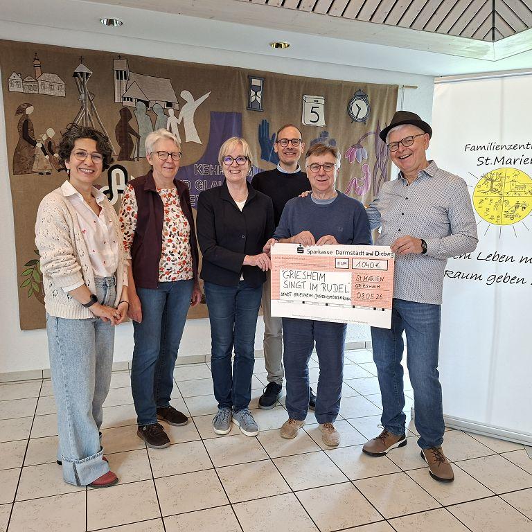 (v. l. n. r.): Susan Massarat (Teamleitung Hausaufgabenhilfe CMS), Gisela Stoll (Teamleitung Hausaufgabenhilfe FES), Roswitha Gail-Eller (St. Marien Treff), Christian Grunwald (Leitung Jugendförderung Stadt Griesheim), Jürgen Rückert (Rudelband) und Lothar Baier (Rudelband)