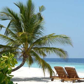 urlaub_strand_liegestühle