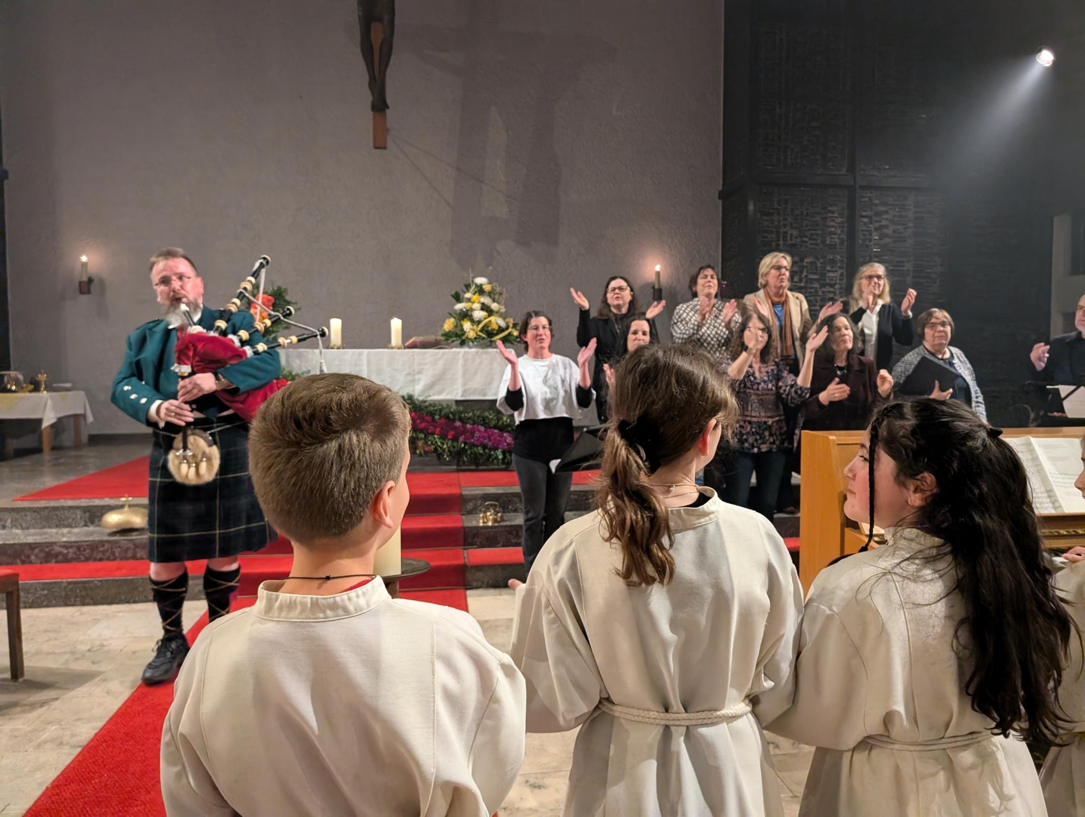 Osternacht_2025: Lord of the Dance mit Dudelsack und dem Gesang von CREscenDO