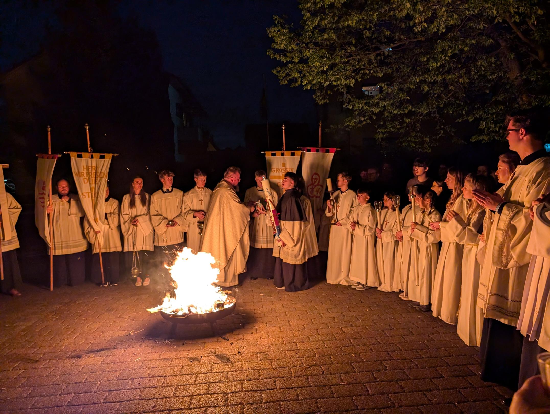 Osterfeuer in der Osternacht 2025