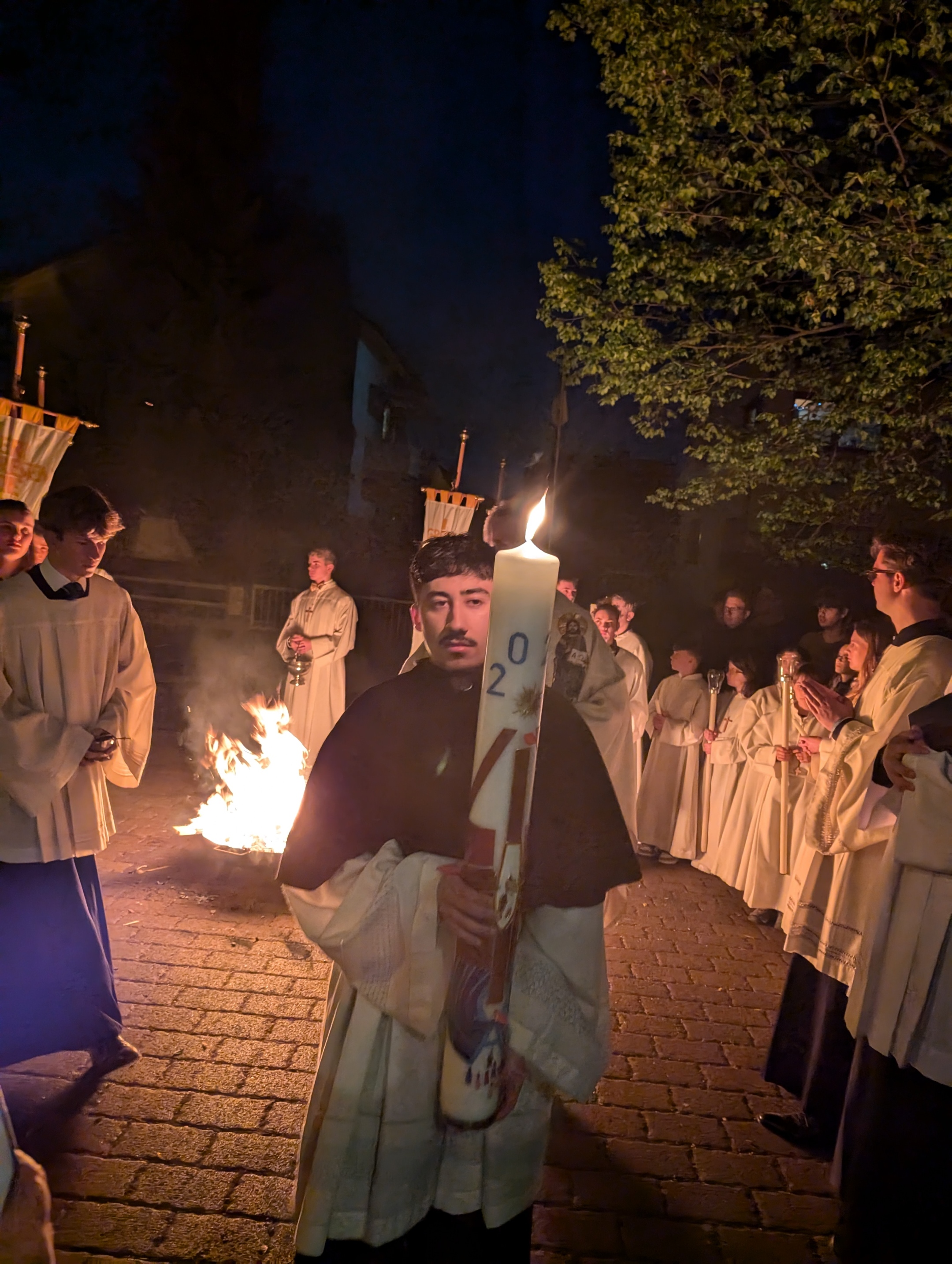 Osternacht 2025 - Einzug in die dunkle Kirche