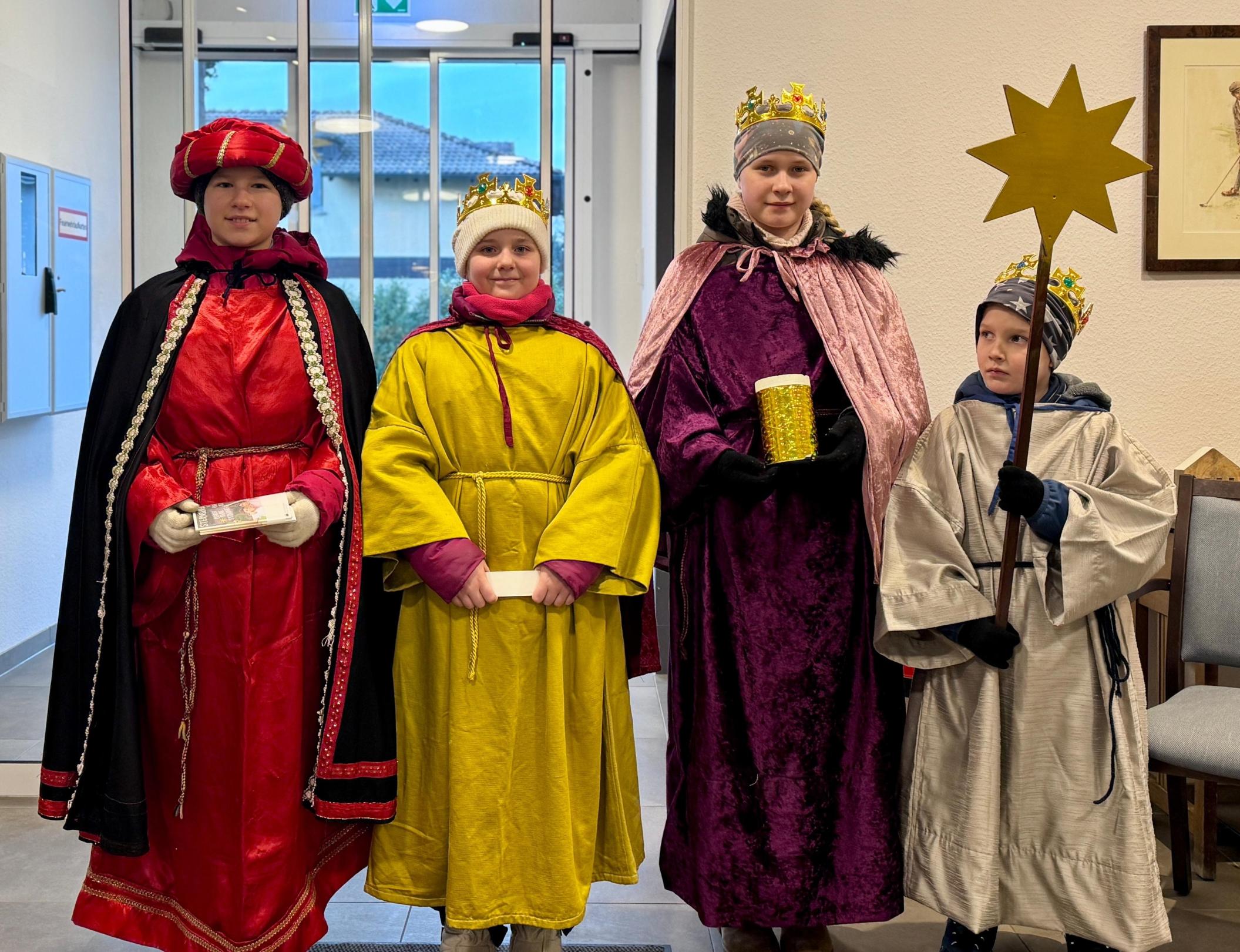 Sternsinger 2024 - 2025 in Worfelden beim Besuch des Altenheims