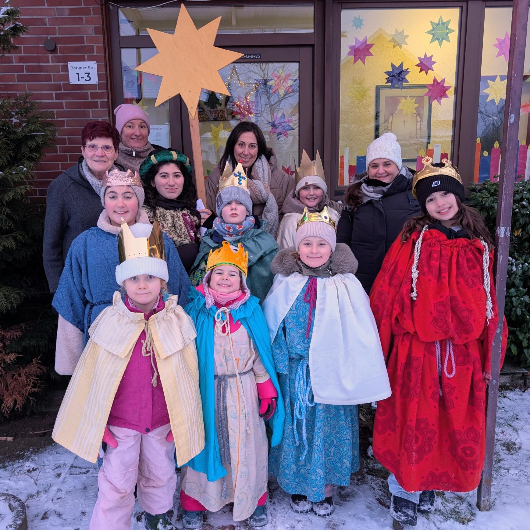 Weiterstädter Sternsinger 2026 vor dem Pfarrbüro