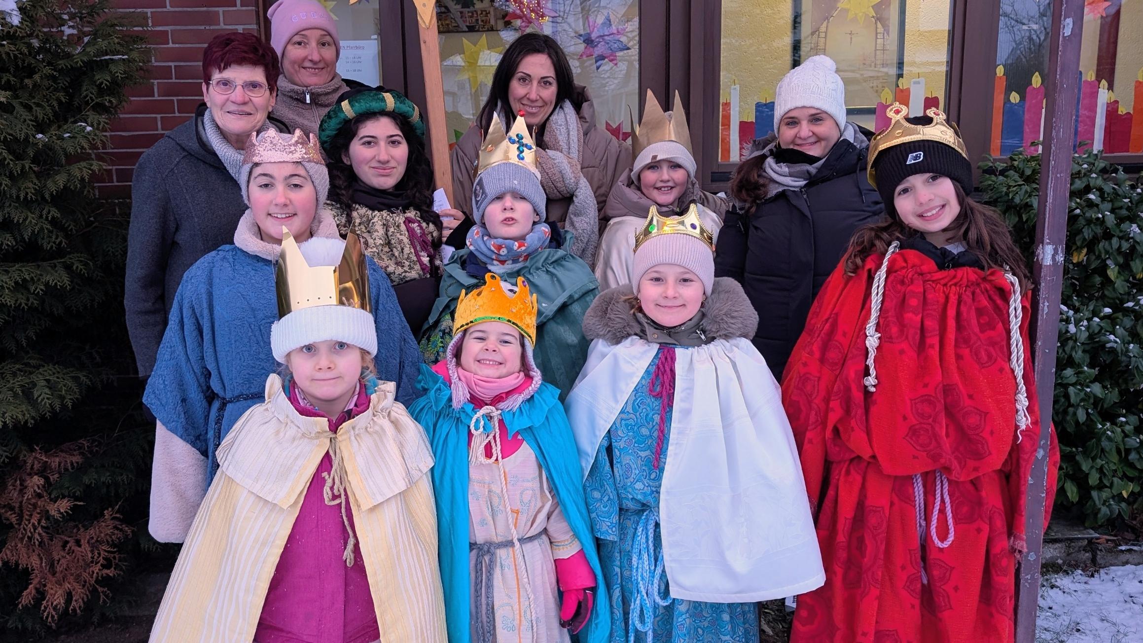 Weiterstädter Sternsinger 2026 vor dem Pfarrbüro