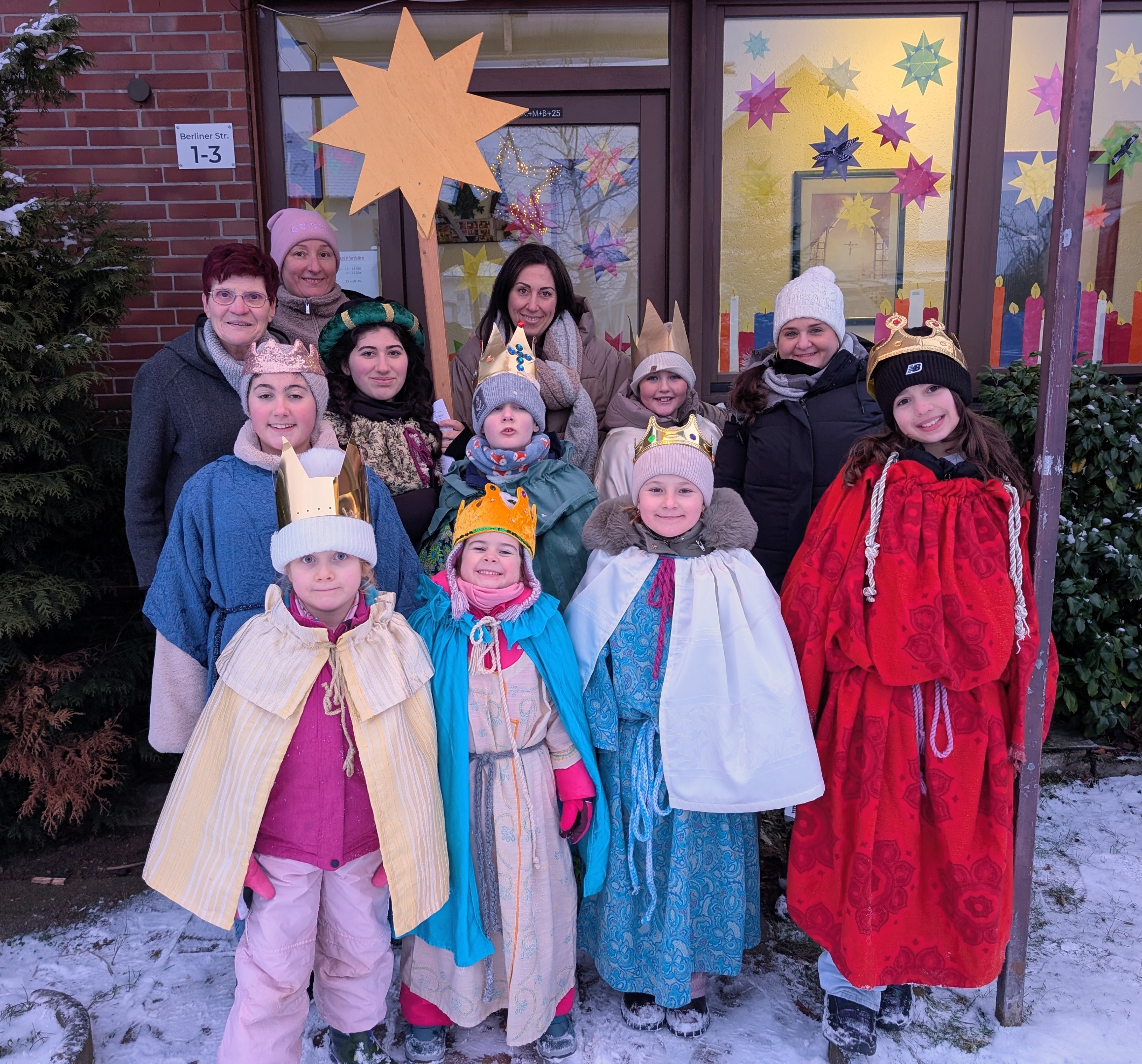Weiterstädter Sternsinger 2026 vor dem Pfarrbüro