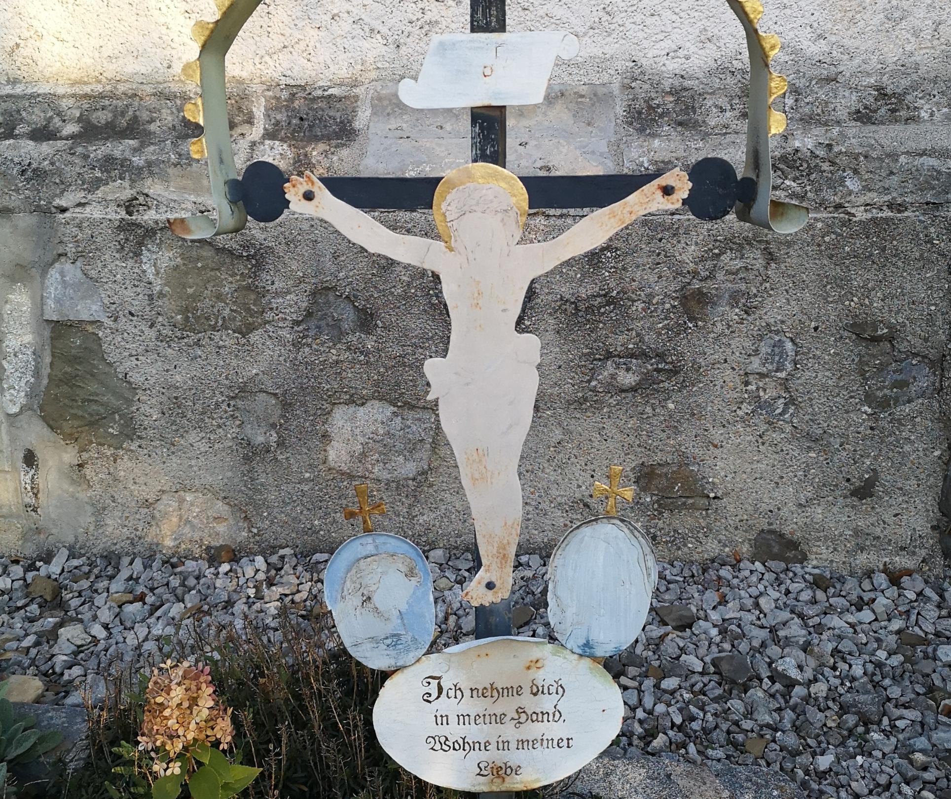 Friedhofskreuz: Wohne in meiner Liebe