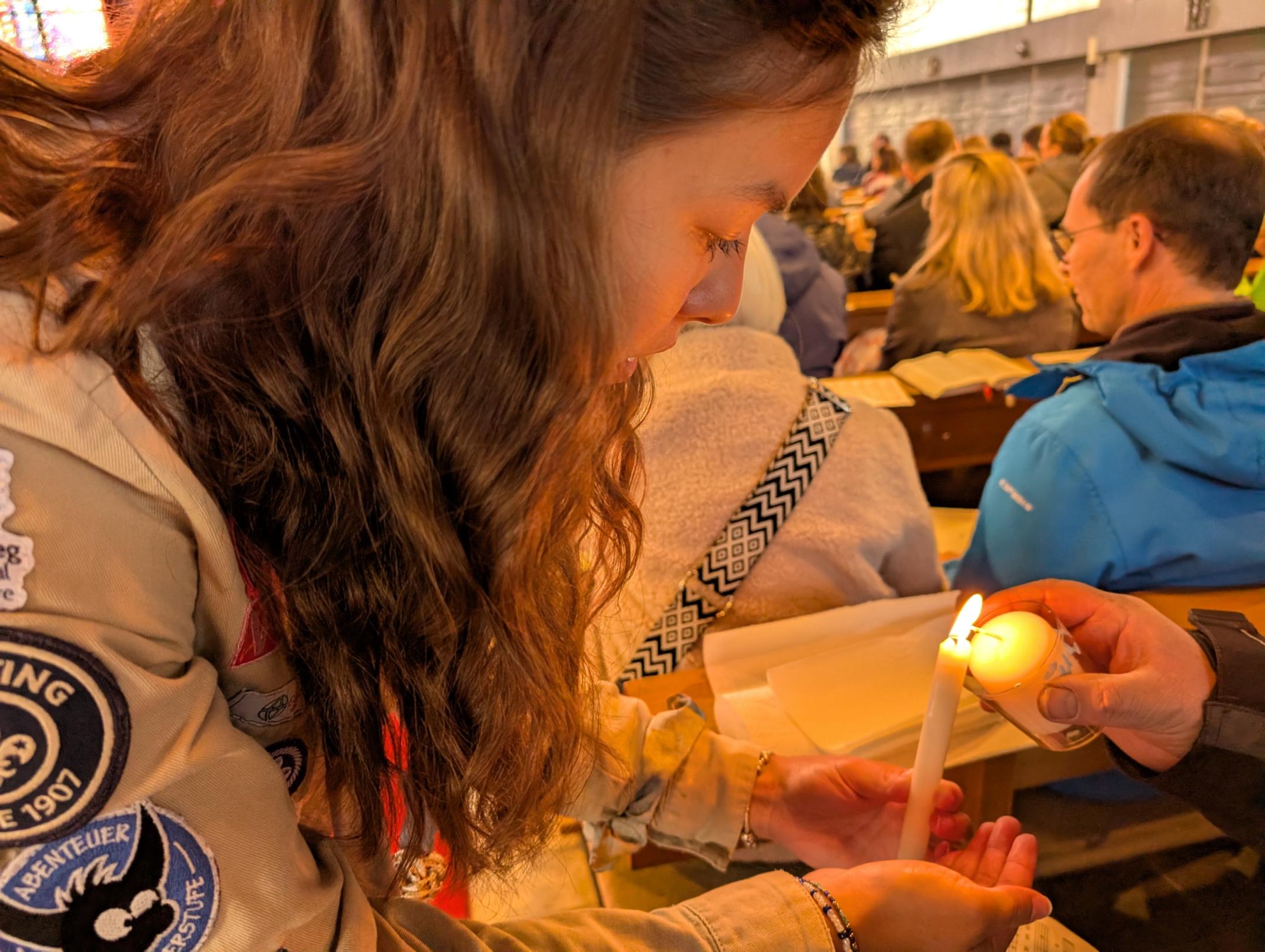 Weiterstadt 2025: Das Friedenslicht wird weitergegeben