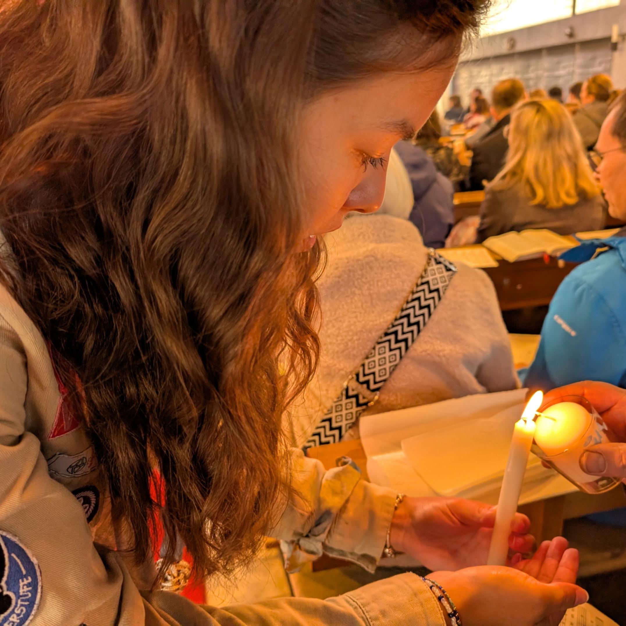 Weiterstadt 2025: Das Friedenslicht wird weitergegeben