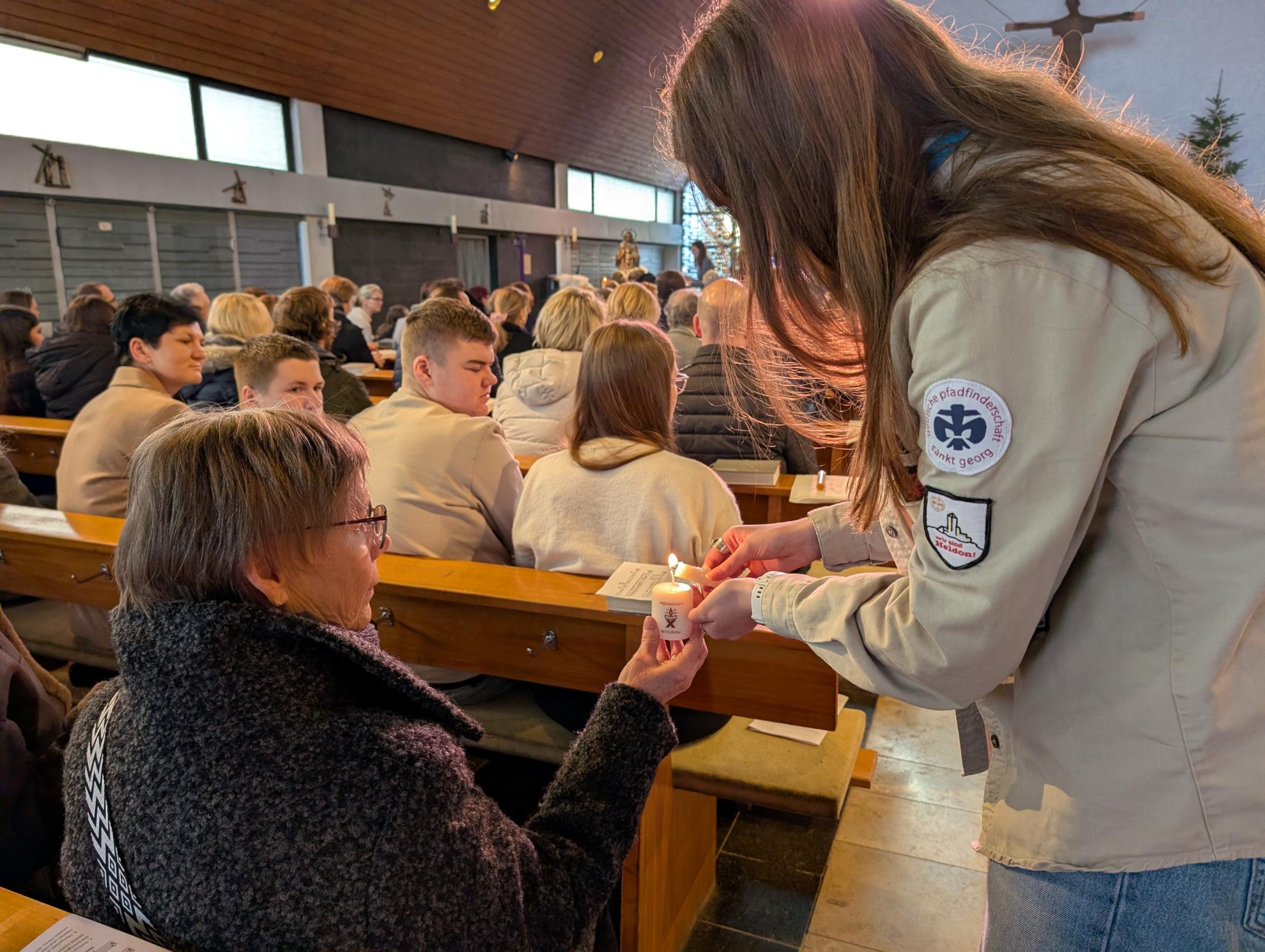 Weiterstadt 2025: Pfadfinder verteilten das Friedenslicht