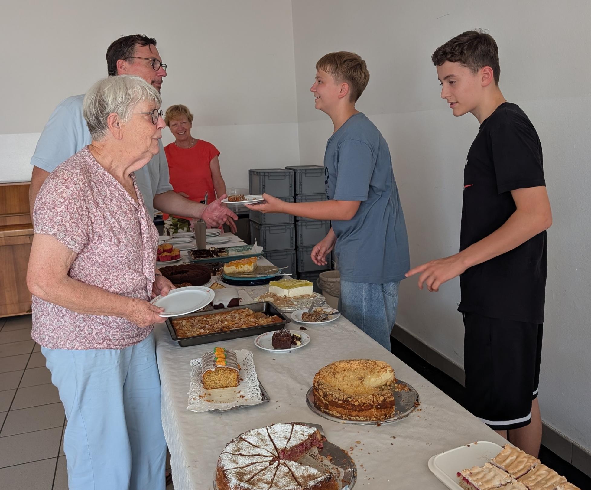 Ökumen. Fest der Gemeinden 2026 - Firmlinge helfen beim Kuchen