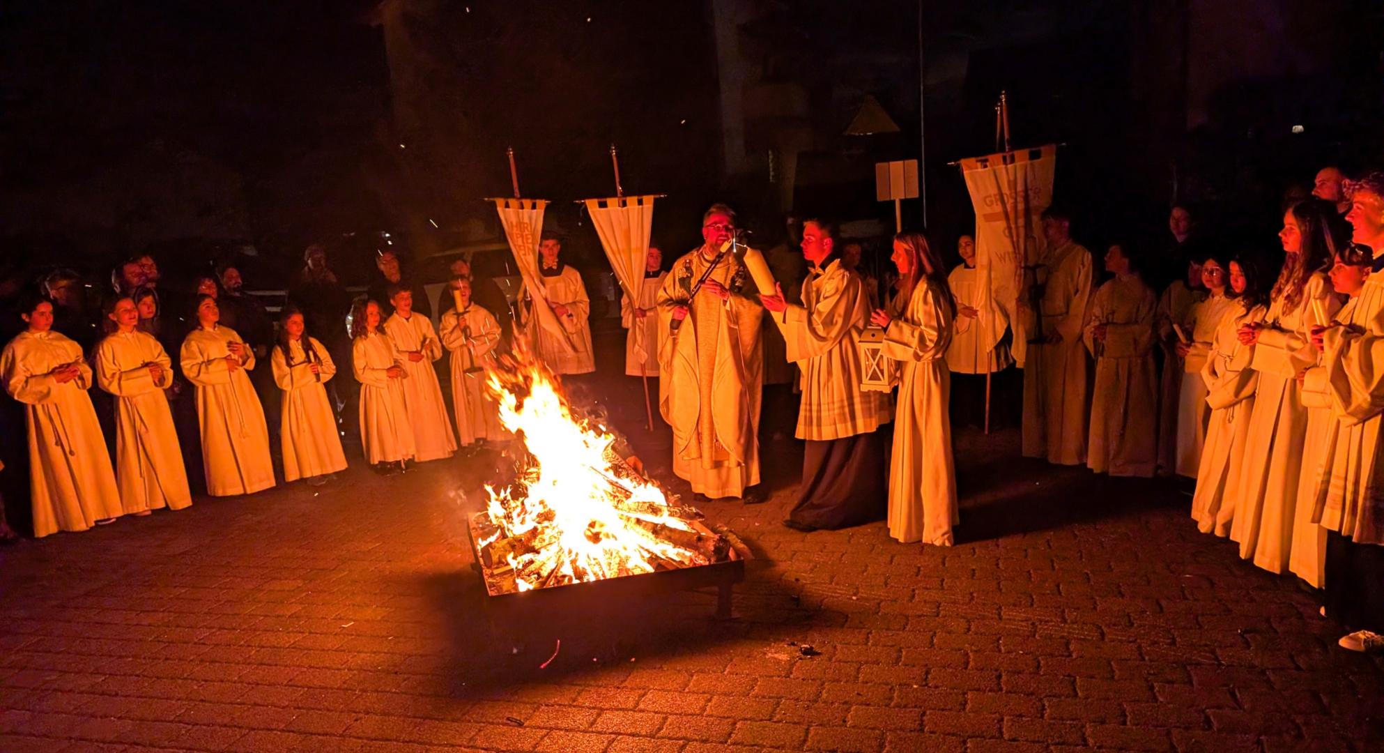 Osterkerze wird beim Osterfeuer 2026 in Weitestadt entzündet