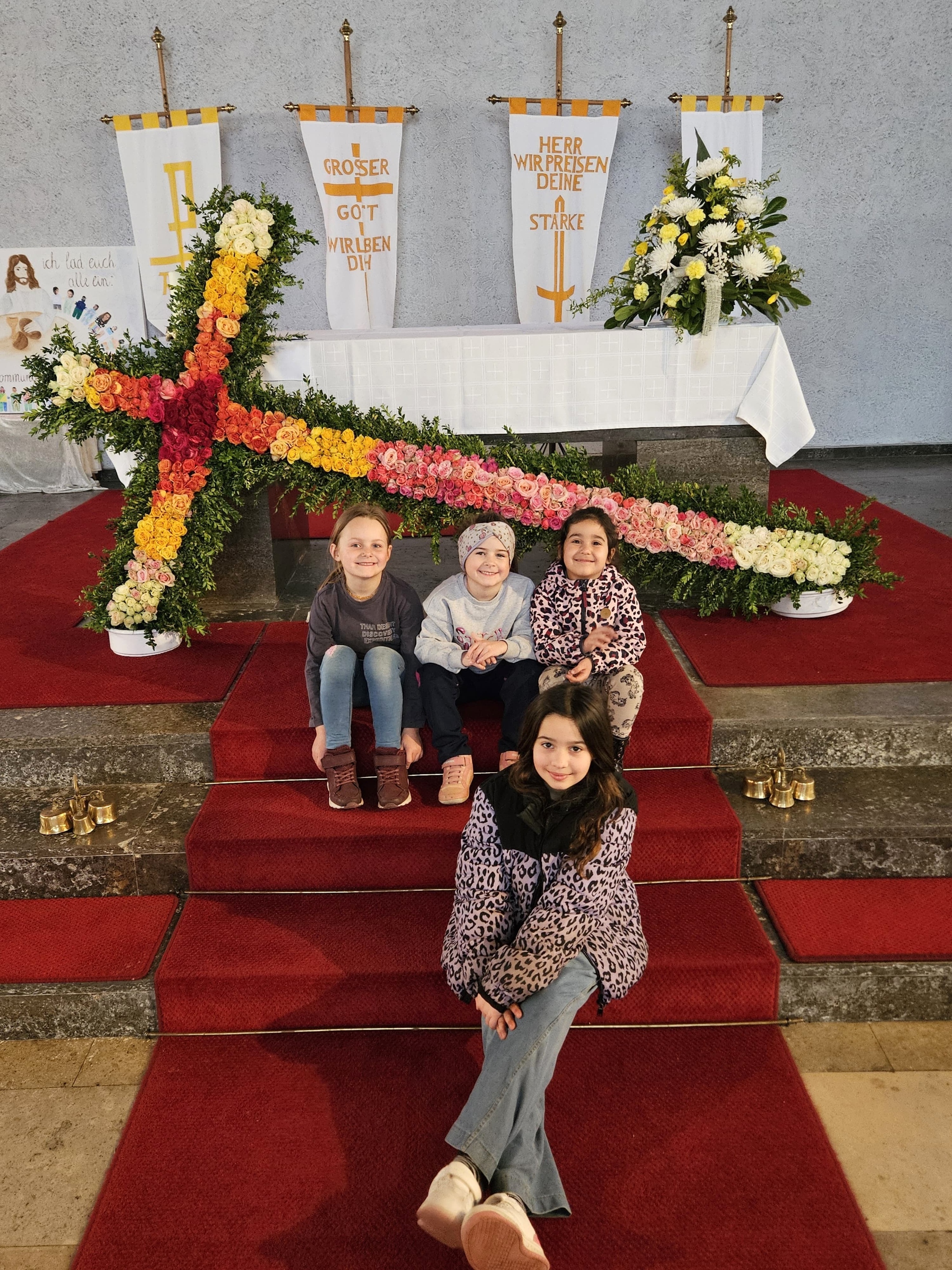 Das Weiterstädter Osterkreuz 2026 wurde auch von Kindern gestaltet