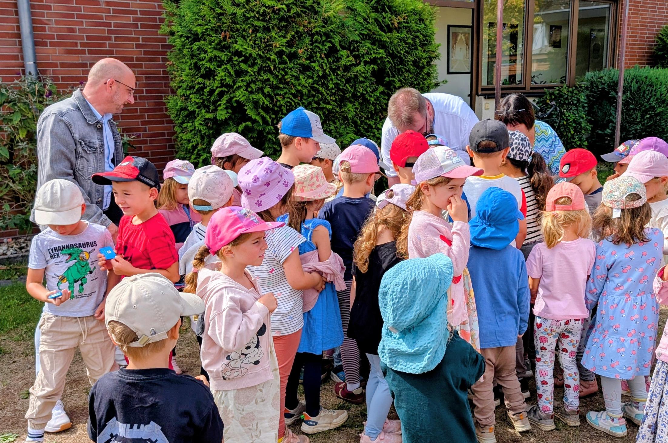Die Kindergartenkinder gratulieren Pfarrer Eckstein zum 60. Geburtstag