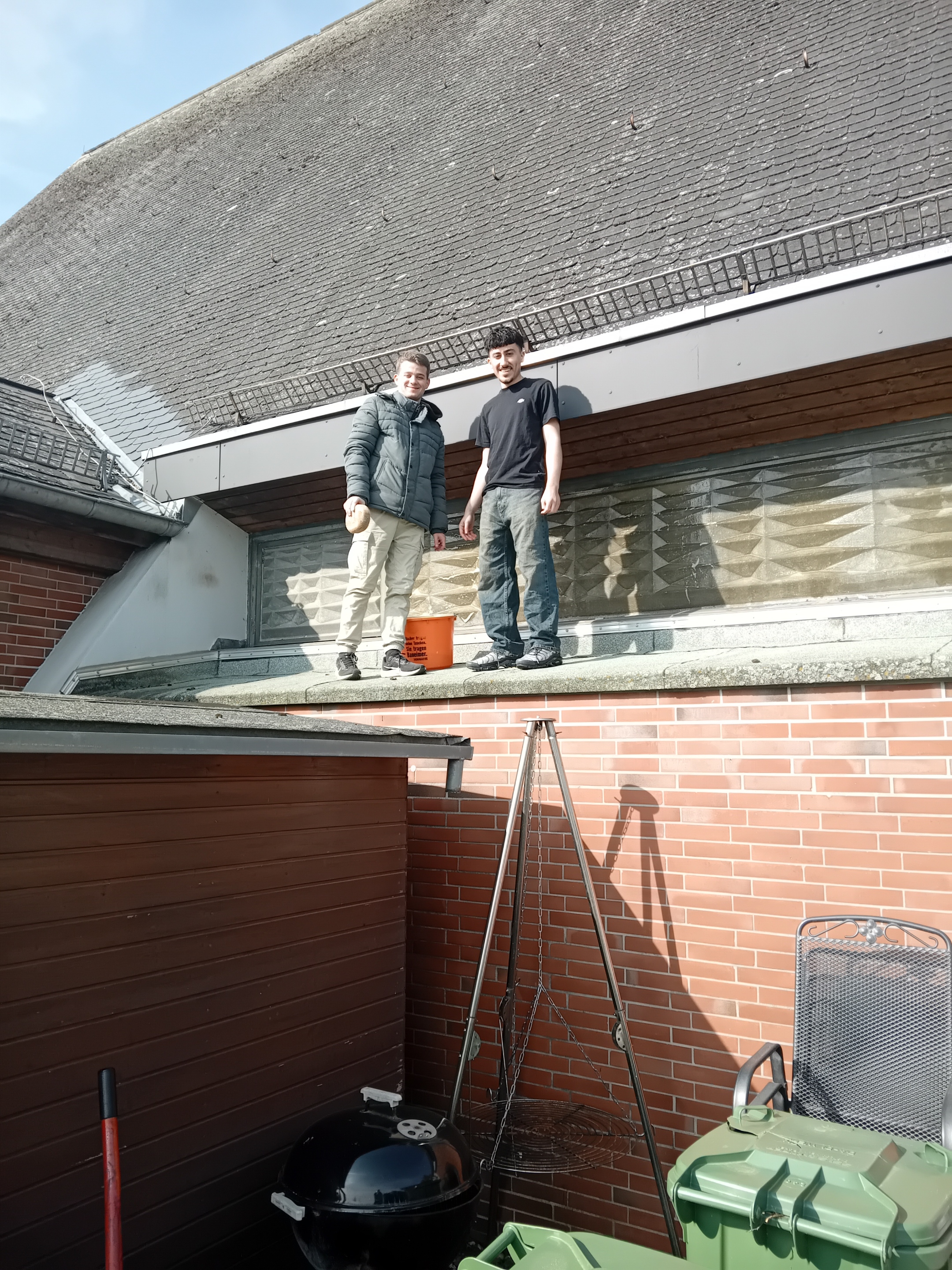 Kirchenputztag - Paul und Giuliano nehmen sich die Außenfenster vor