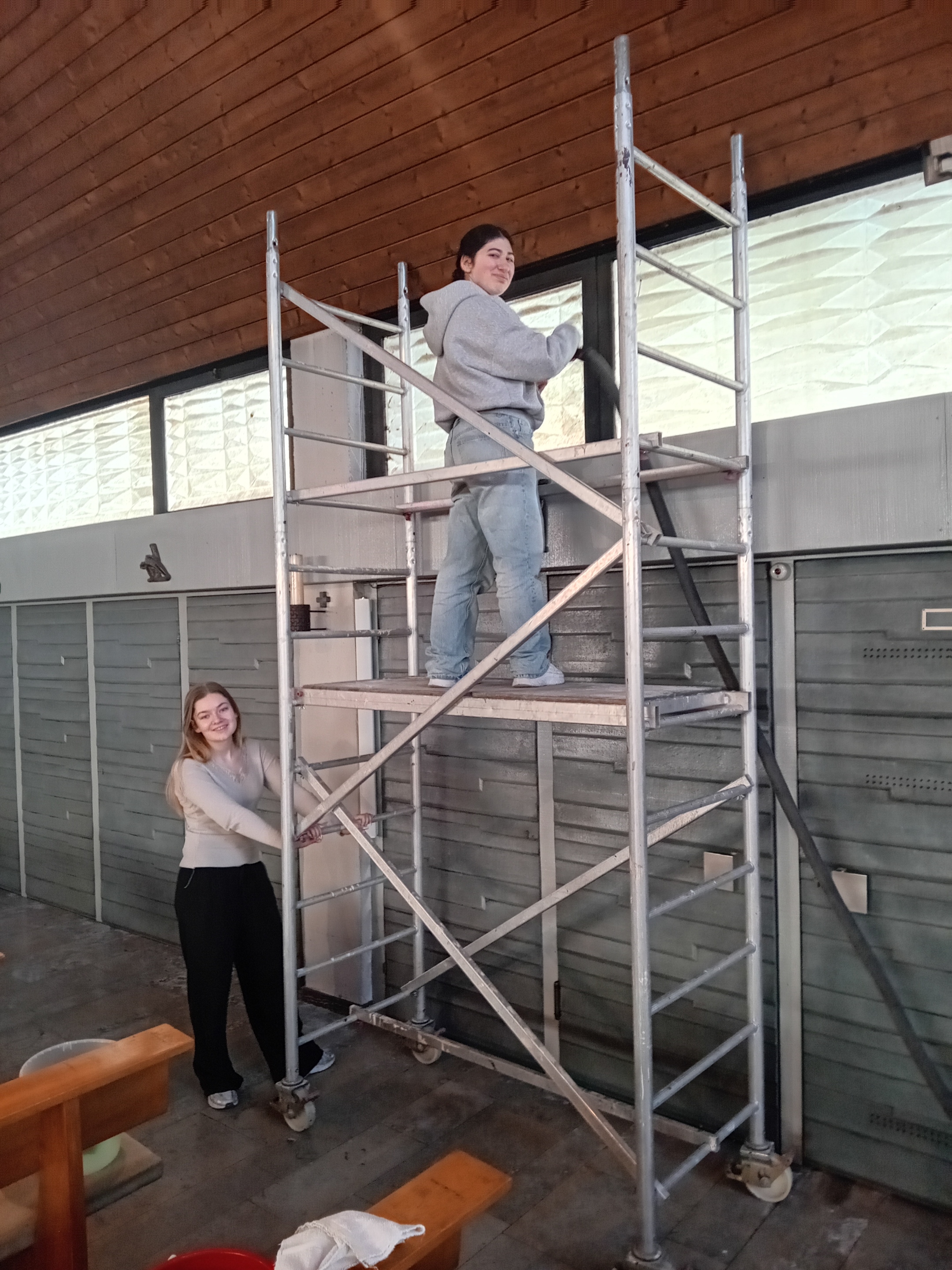 Kirchenputztag in Weiterstadt - die Seitenfenster werden gereinigt