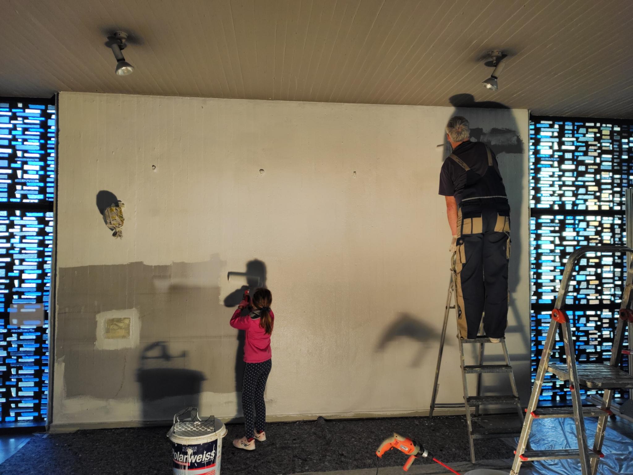 Kirchenputztag in Weiterstadt - die Wand wird angelegt