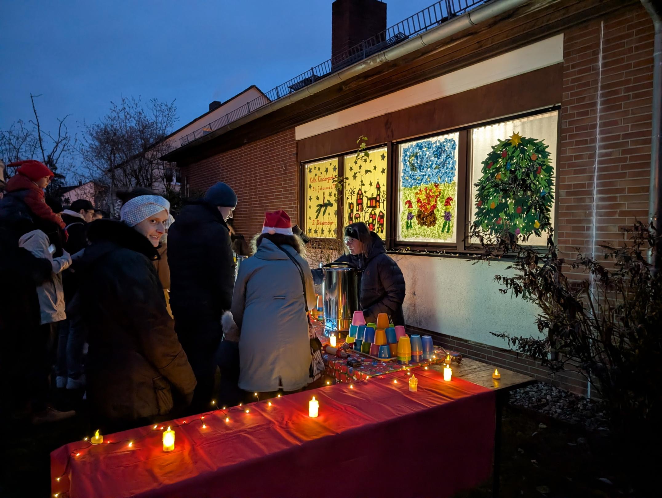 Gemütliches Beisammensein nach der Öffnung des Adventsfensters am 2.12.2025