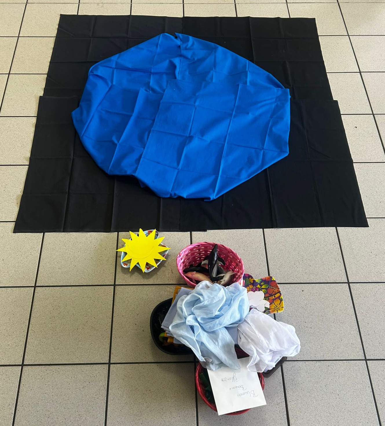 Kinderwortgottesdienst am 4. Mai 2025 - am Anfang war alles dunkel und wüst