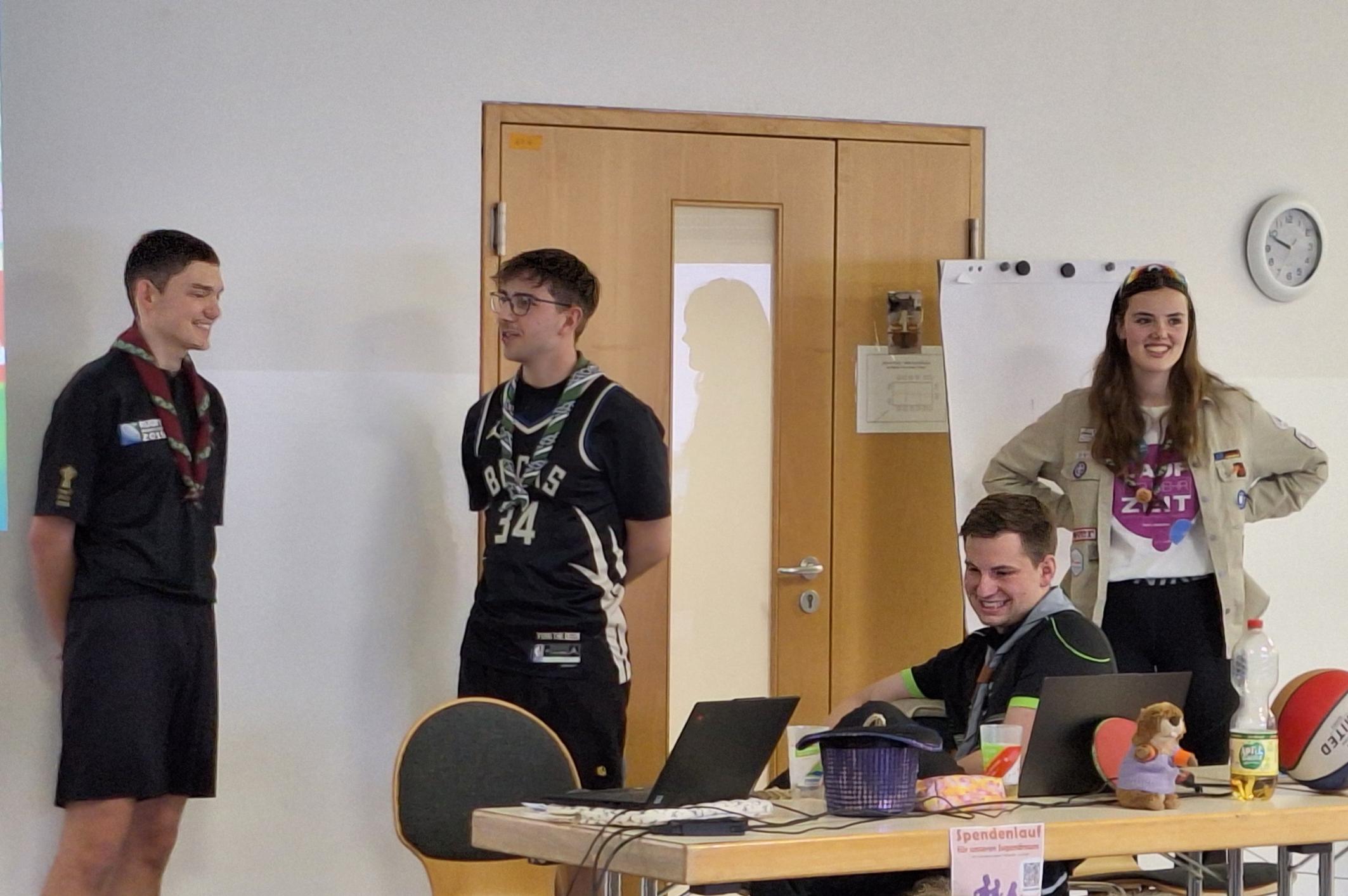 Pfadfinder-Stammesversammlung 2025: Leiterhalstuch wird überreicht