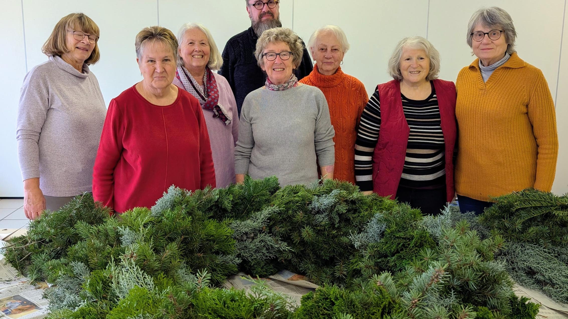 Weiterstadt - Der Adventskranz 2025 wird gebunden