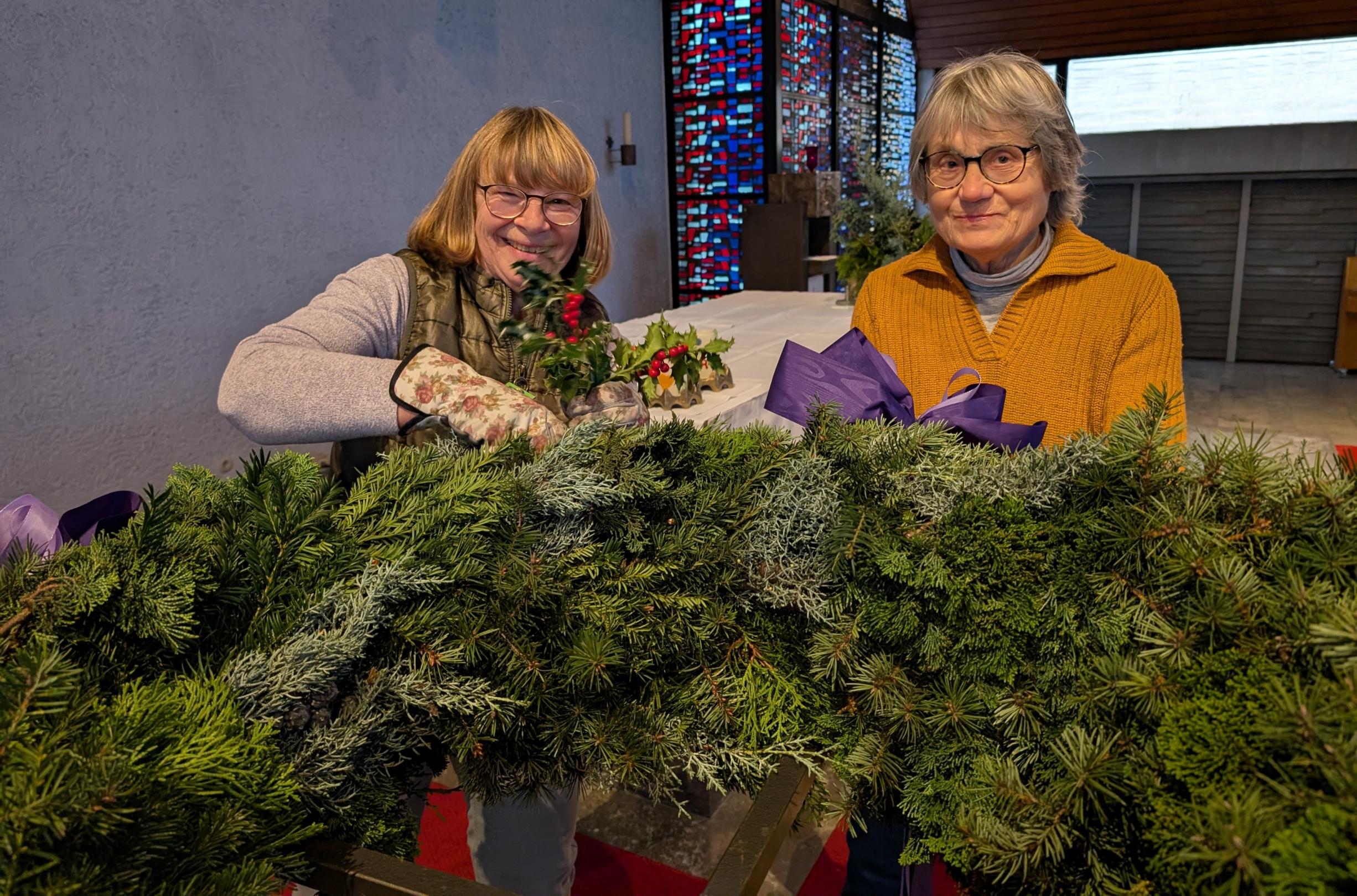 Der Weiterstädter Adventskranz wird in die Kirche gebracht