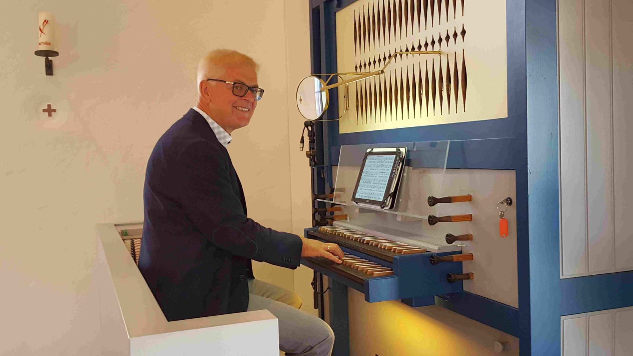 Lothar Baier an der Orgel in Hl. Kreuz