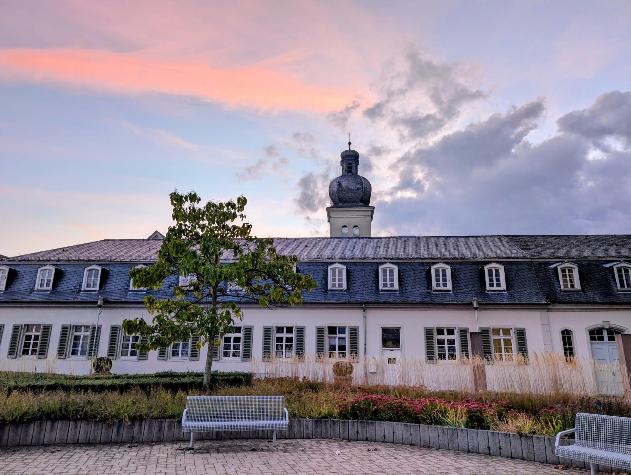 Ostflügel des Schlosses St. Ludwig, Braunshardt, Herbst 2025