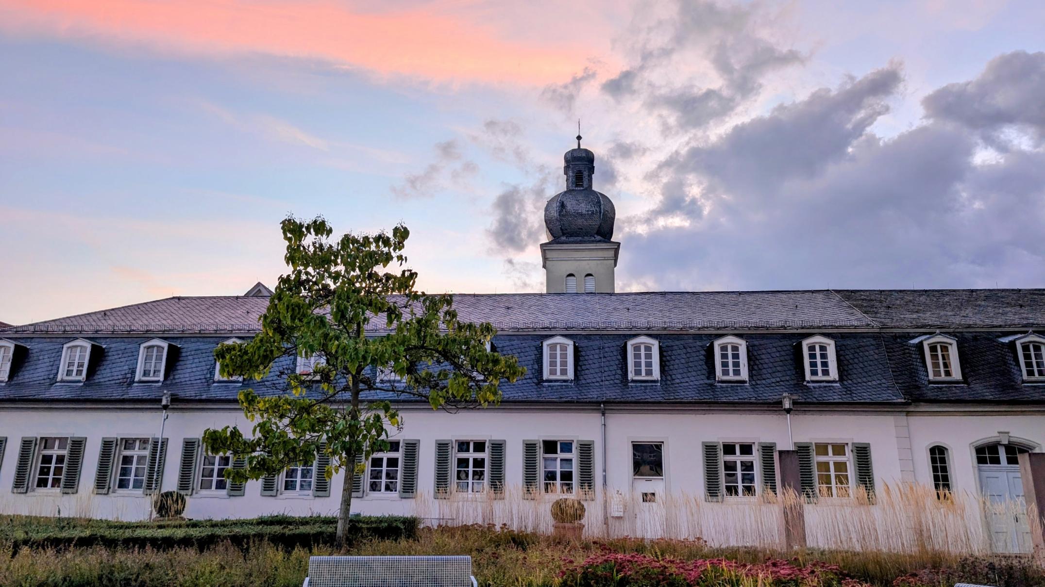 Ostflügel des Schlosses St. Ludwig, Braunshardt, Herbst 2025