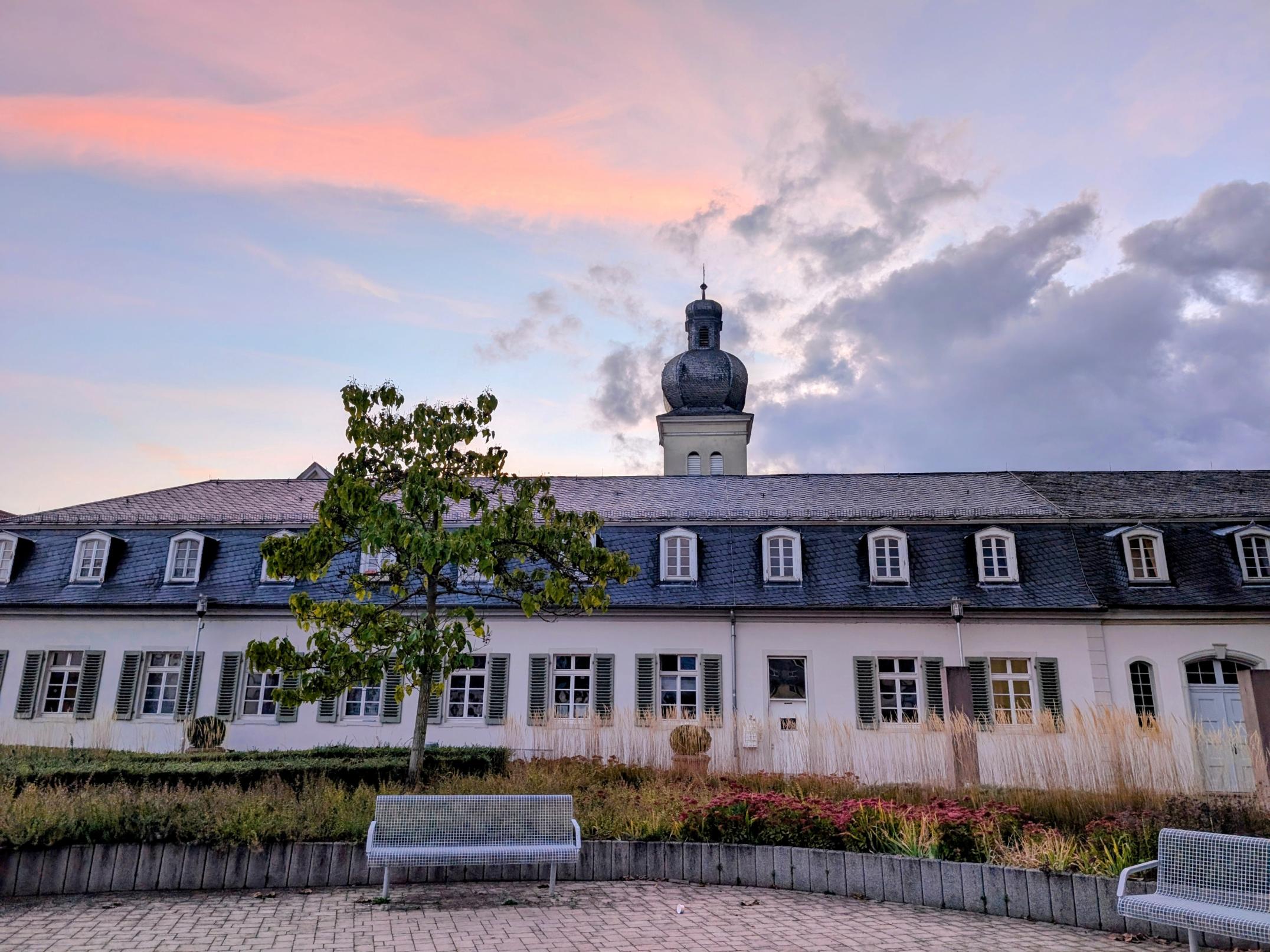 Ostflügel des Schlosses St. Ludwig, Braunshardt, Herbst 2025