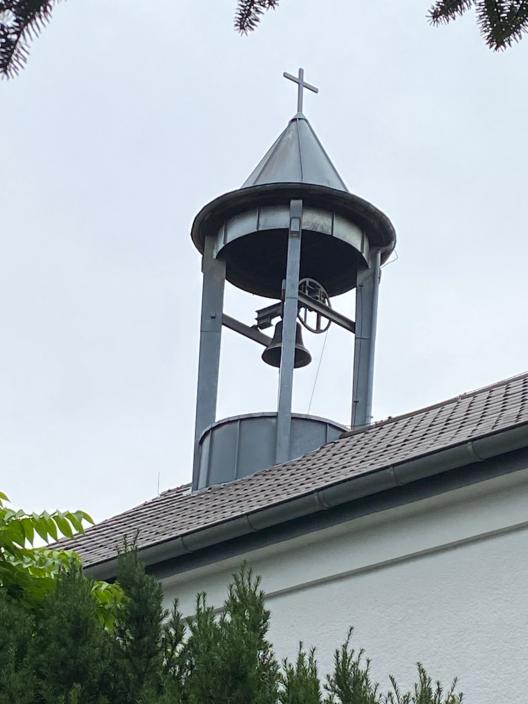 Das Bild zeigt den Glockenturm von Hl. Kreuz