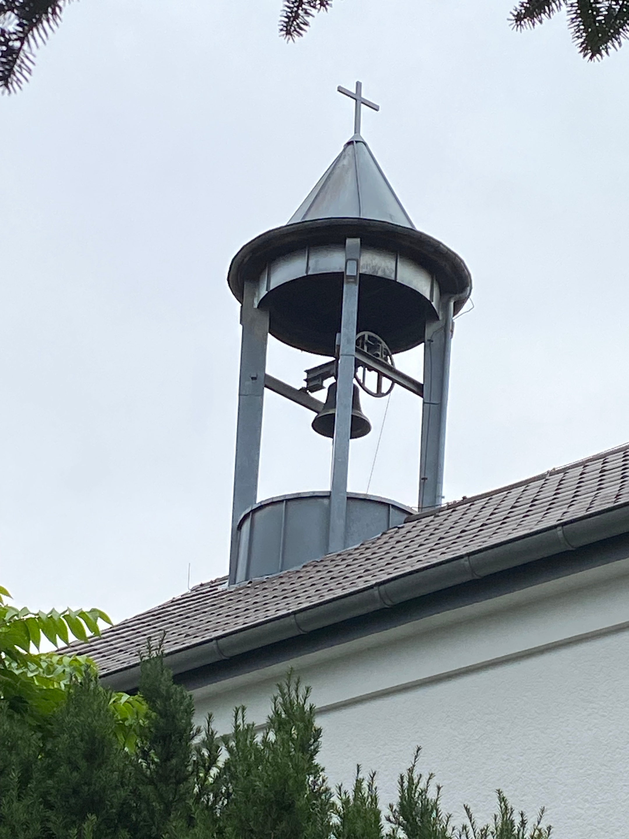 Das Bild zeigt den Glockenturm von Hl. Kreuz