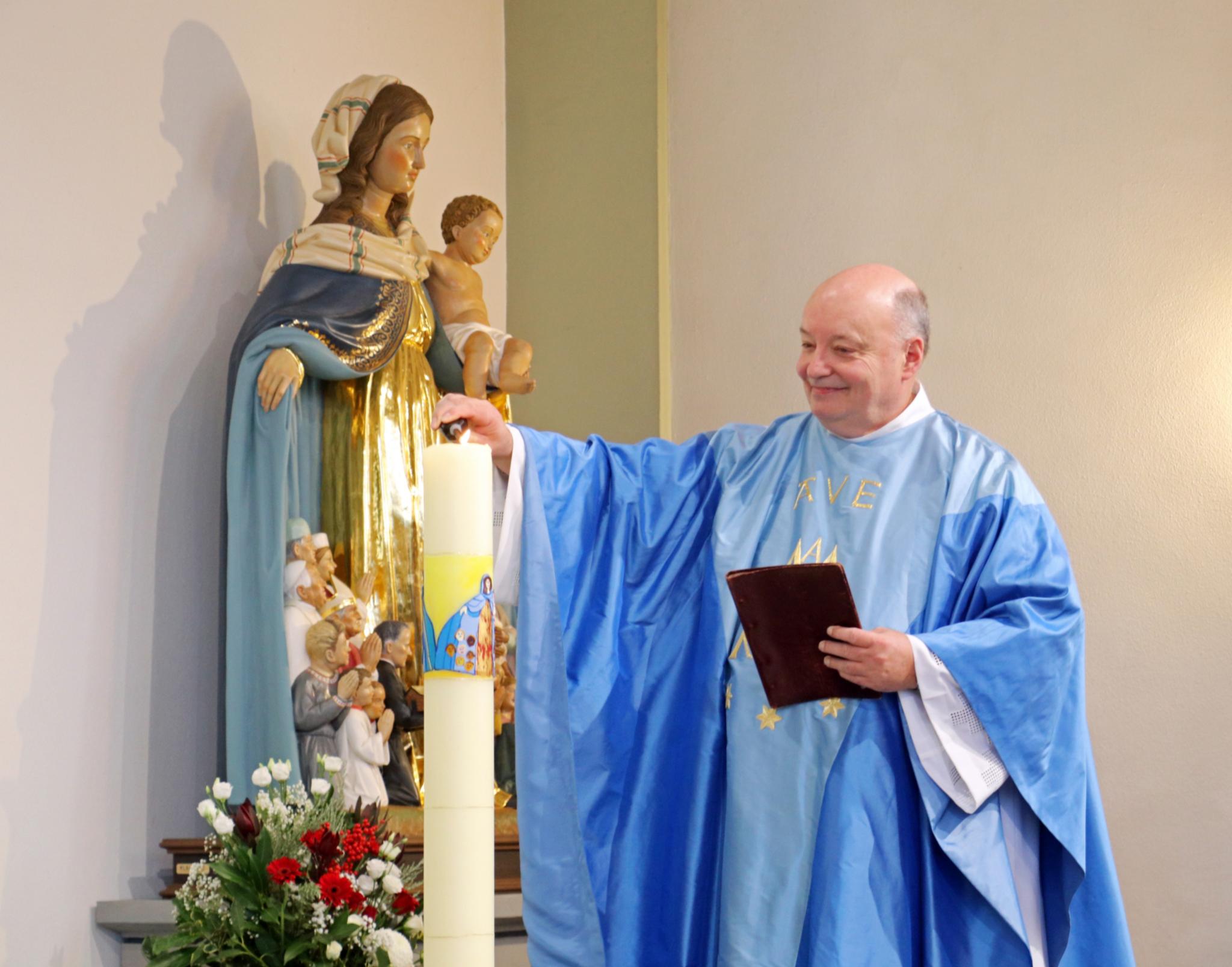 Pfarrer Reinhold Massoth entzündet die Kerze
